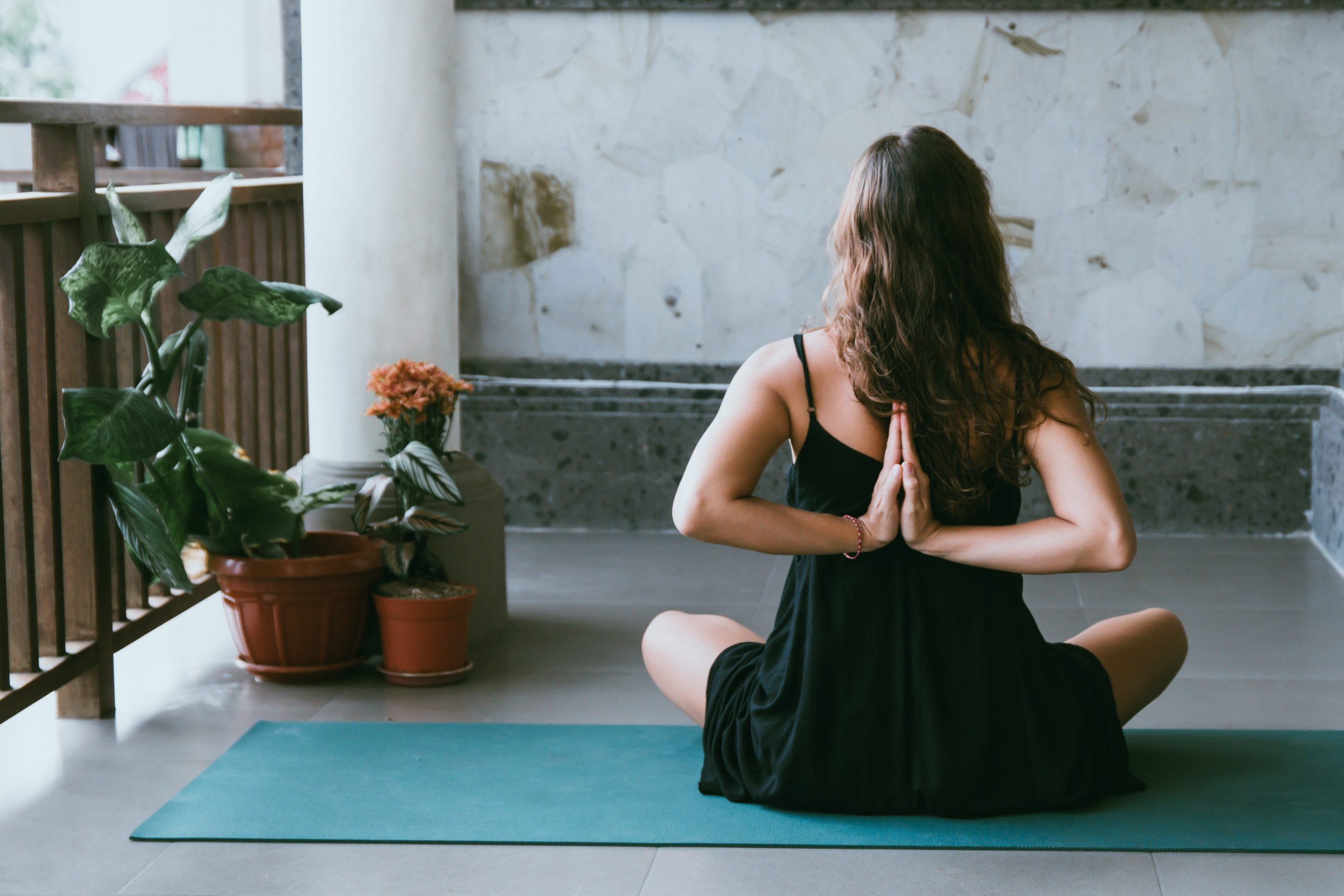 Fitness im Homeoffice, junge Frau macht Yoga